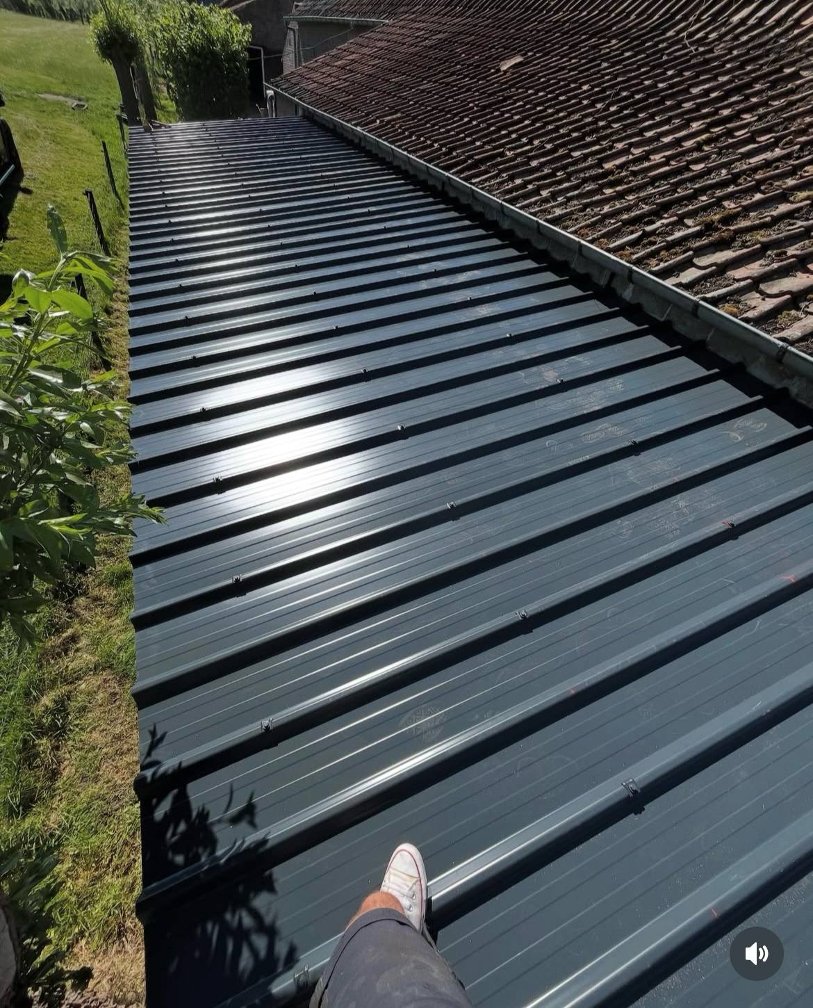 Gerenoveerd dak na veilige asbestverwijdering nieuwe panelen