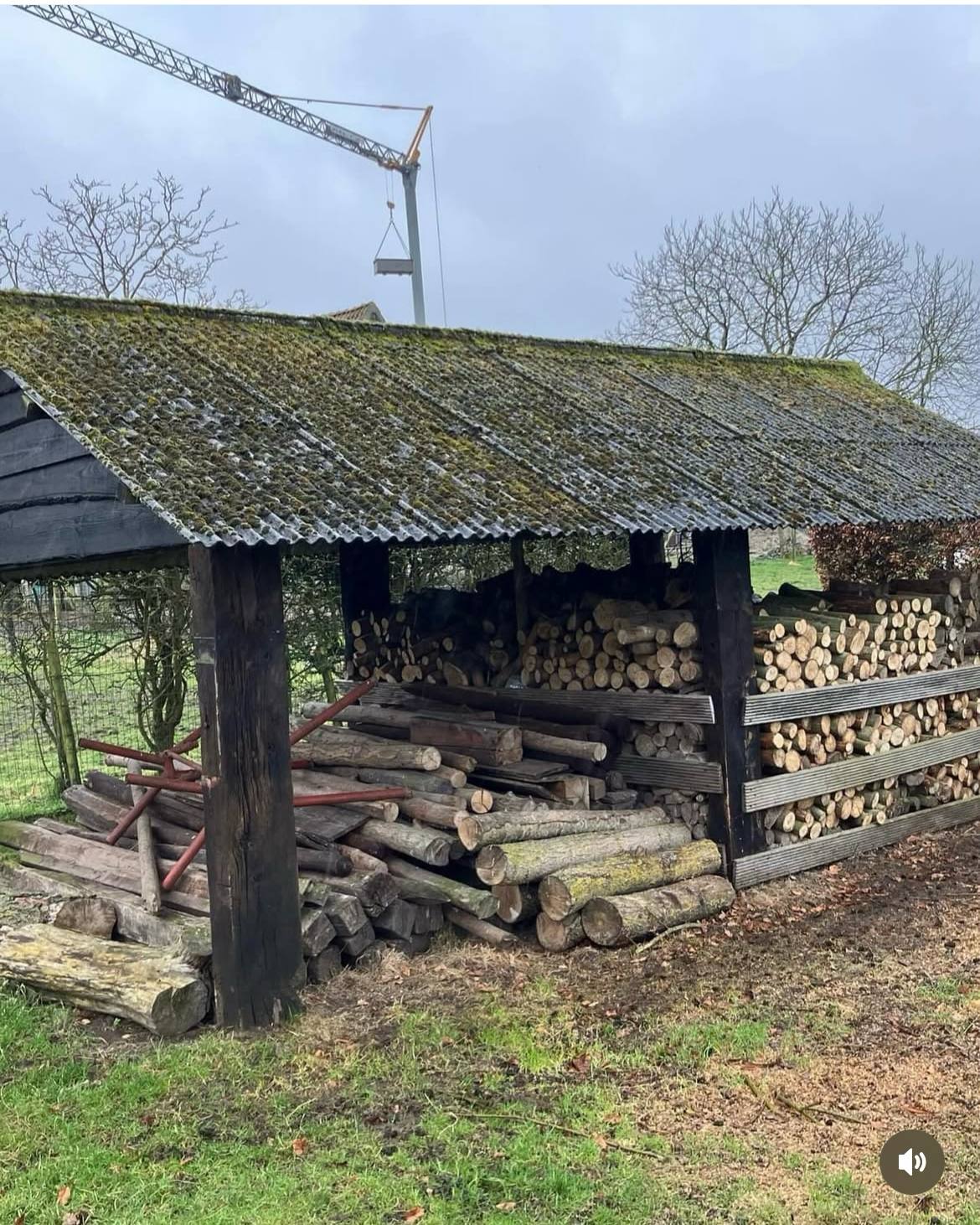 Asbestdak schuur voor verwijderen oude platen