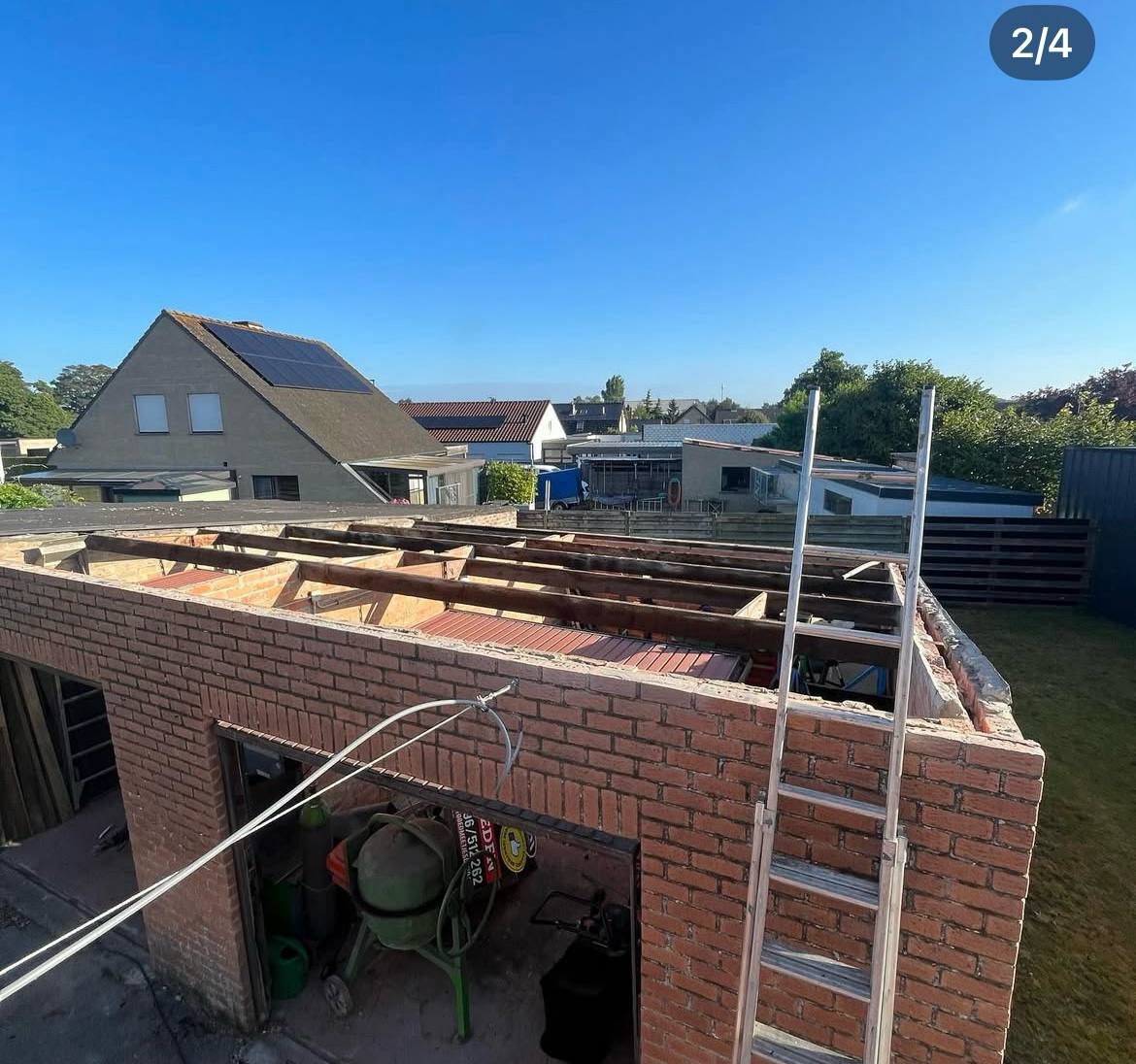 Oud asbesthoudend dak industrieel gebouw voor sanering