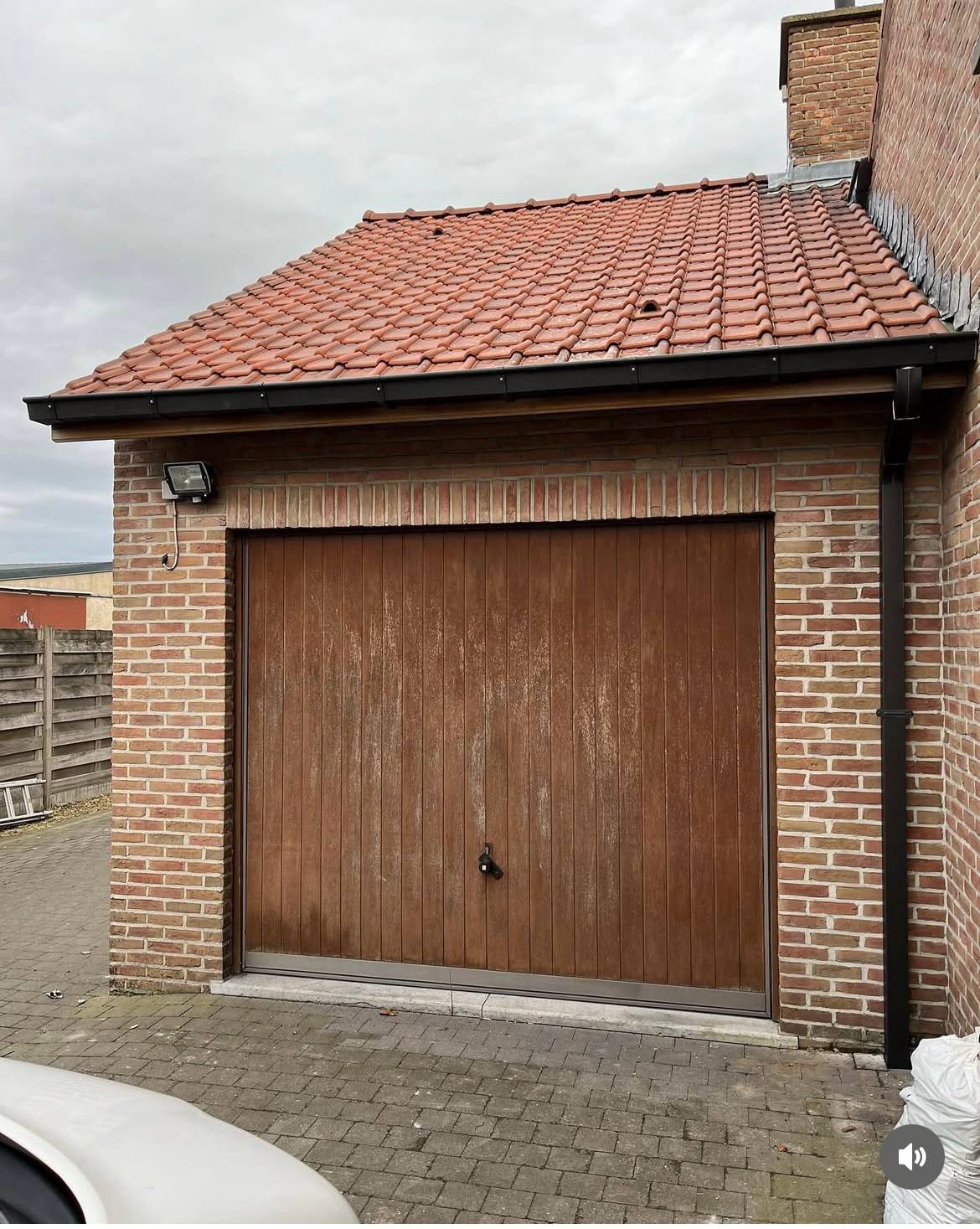 Schoon dak na dakreiniging mos verwijderd