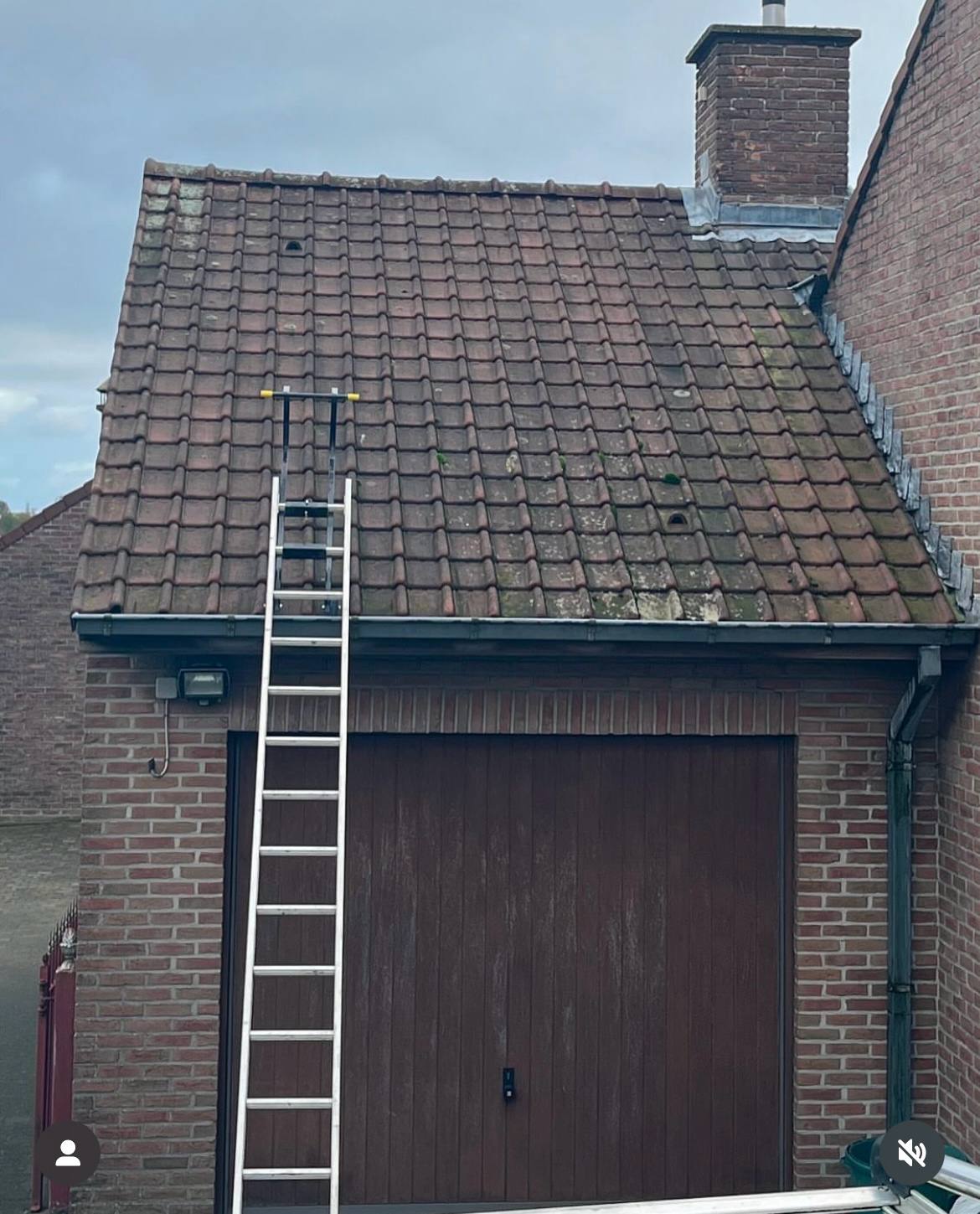 Vervuild dak met mos voor dakreiniging Brugge