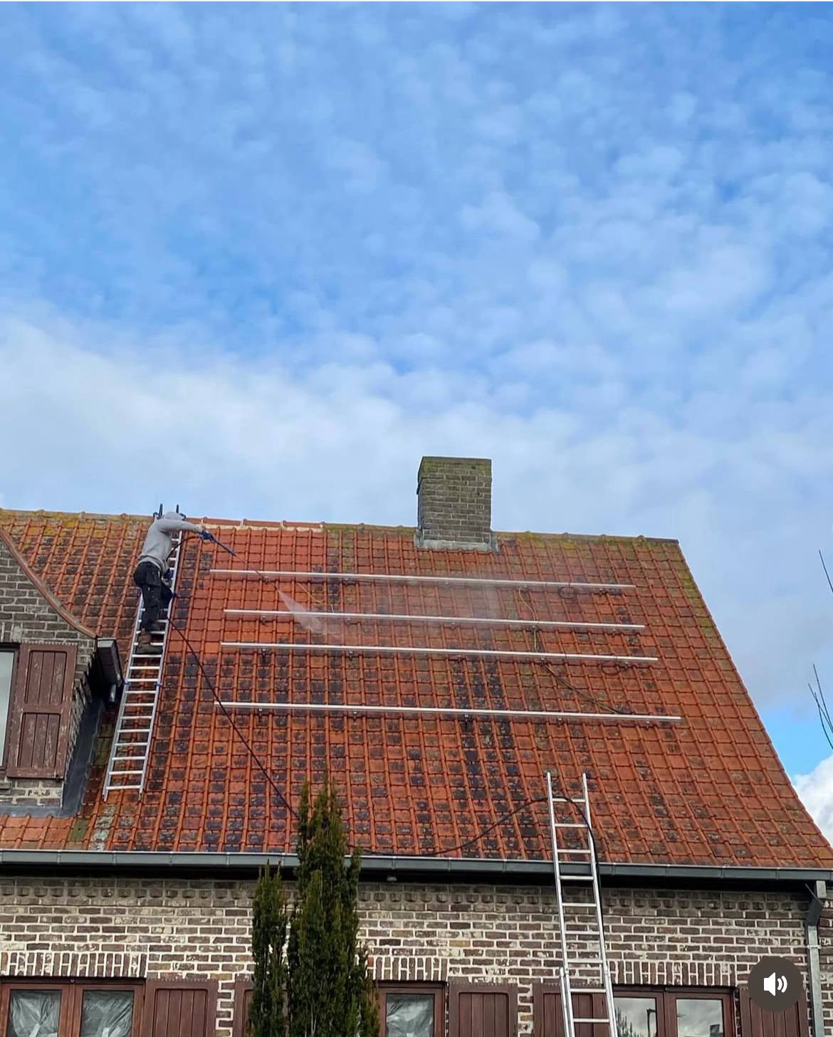 Professionele dakreiniging hellend dak Oost-Vlaanderen