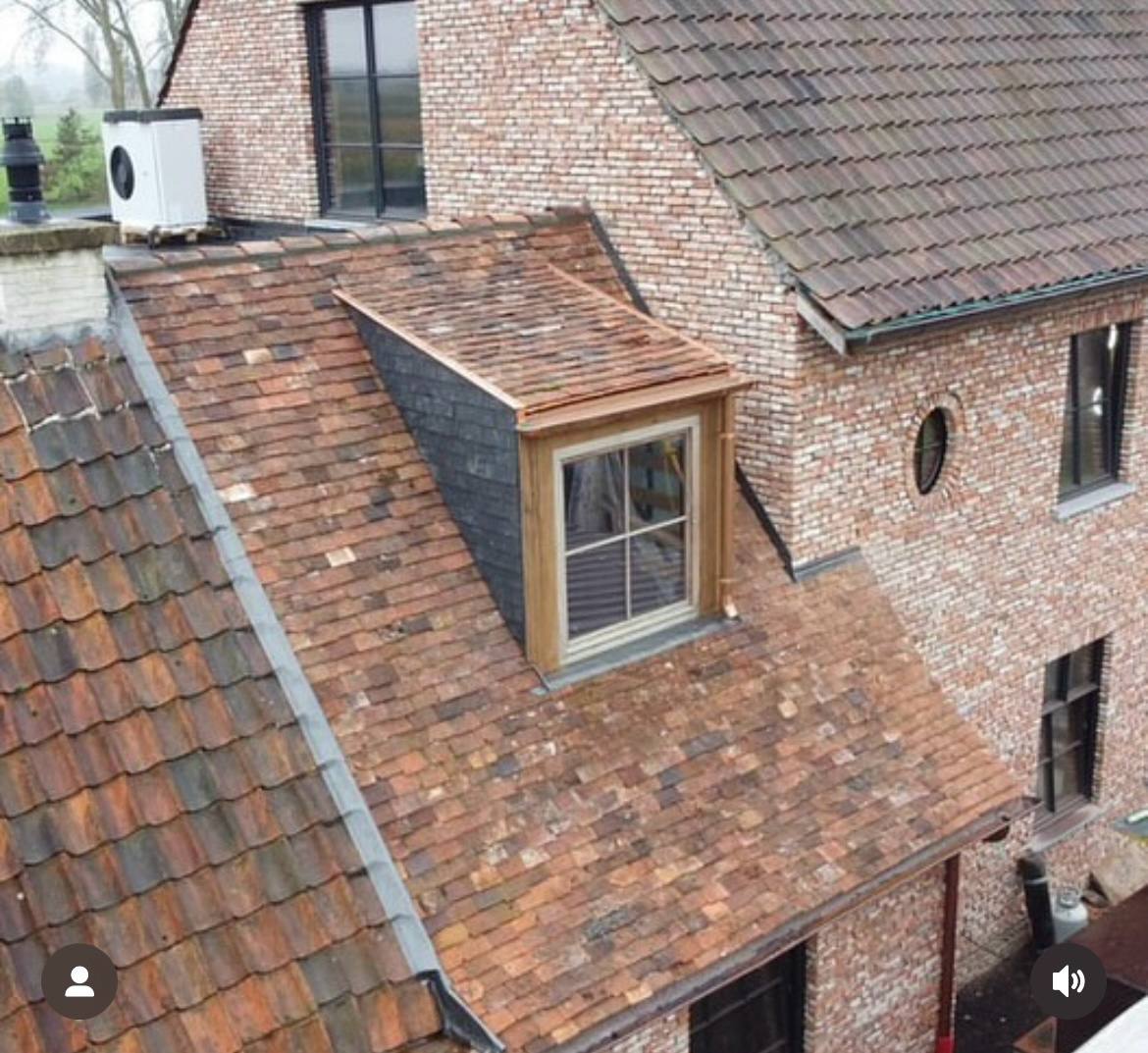 hellend dak met bruin oranje dakpannen