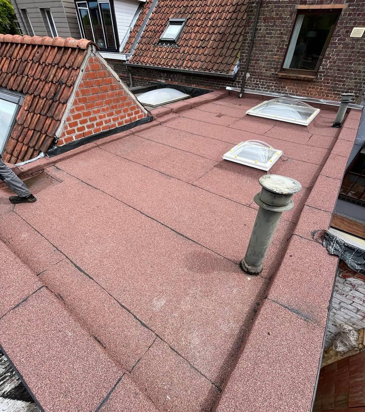 Schoon dak na dakreiniging mos verwijderd