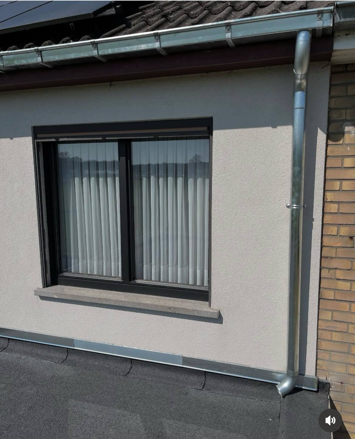 gevel met raam en dakgoot