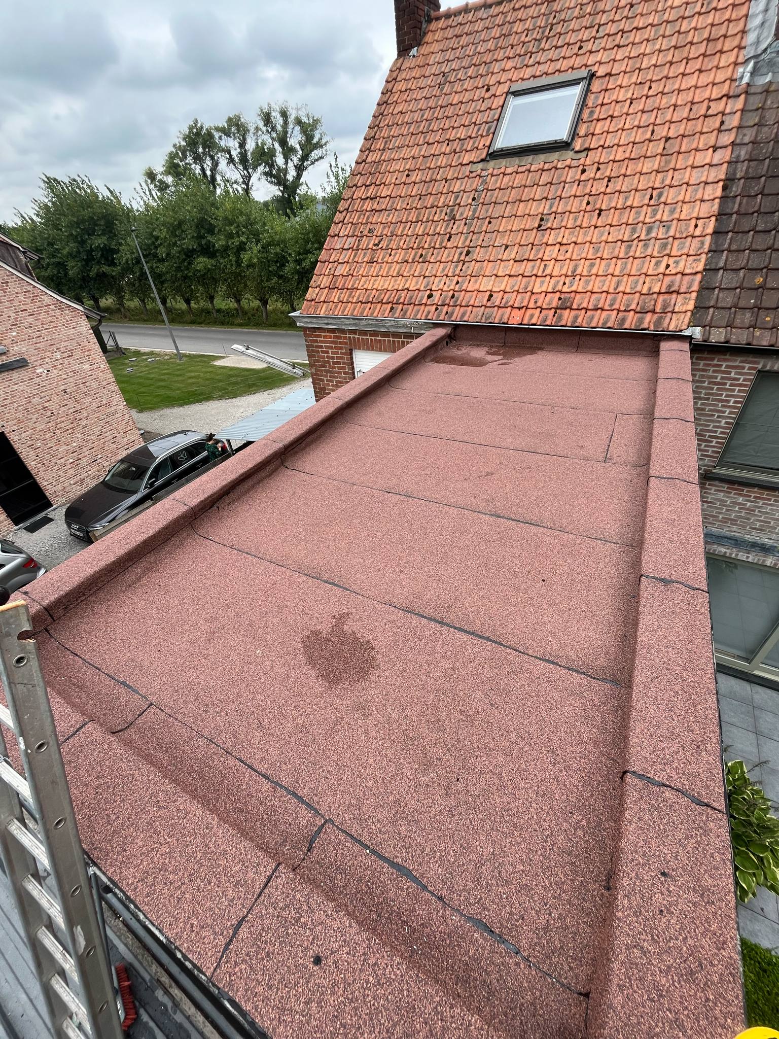 Platdakrenovatie Donk - eindresultaat met nieuwe eindlaag