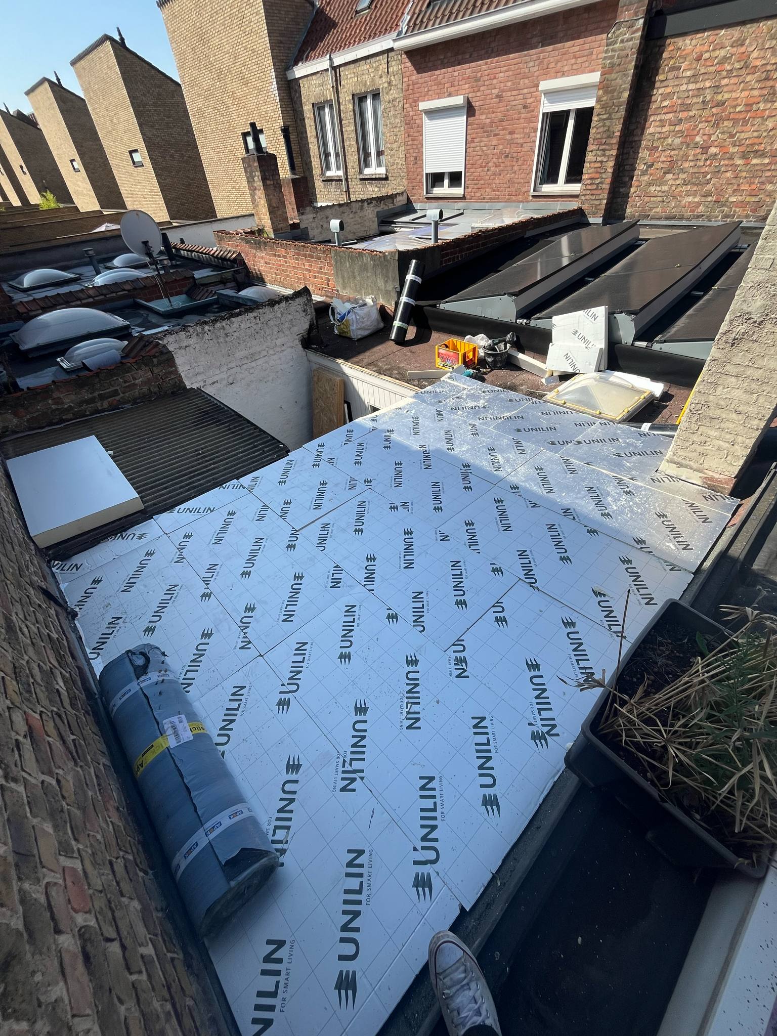 Platdakrenovatie Brugge - isolatie aangebracht