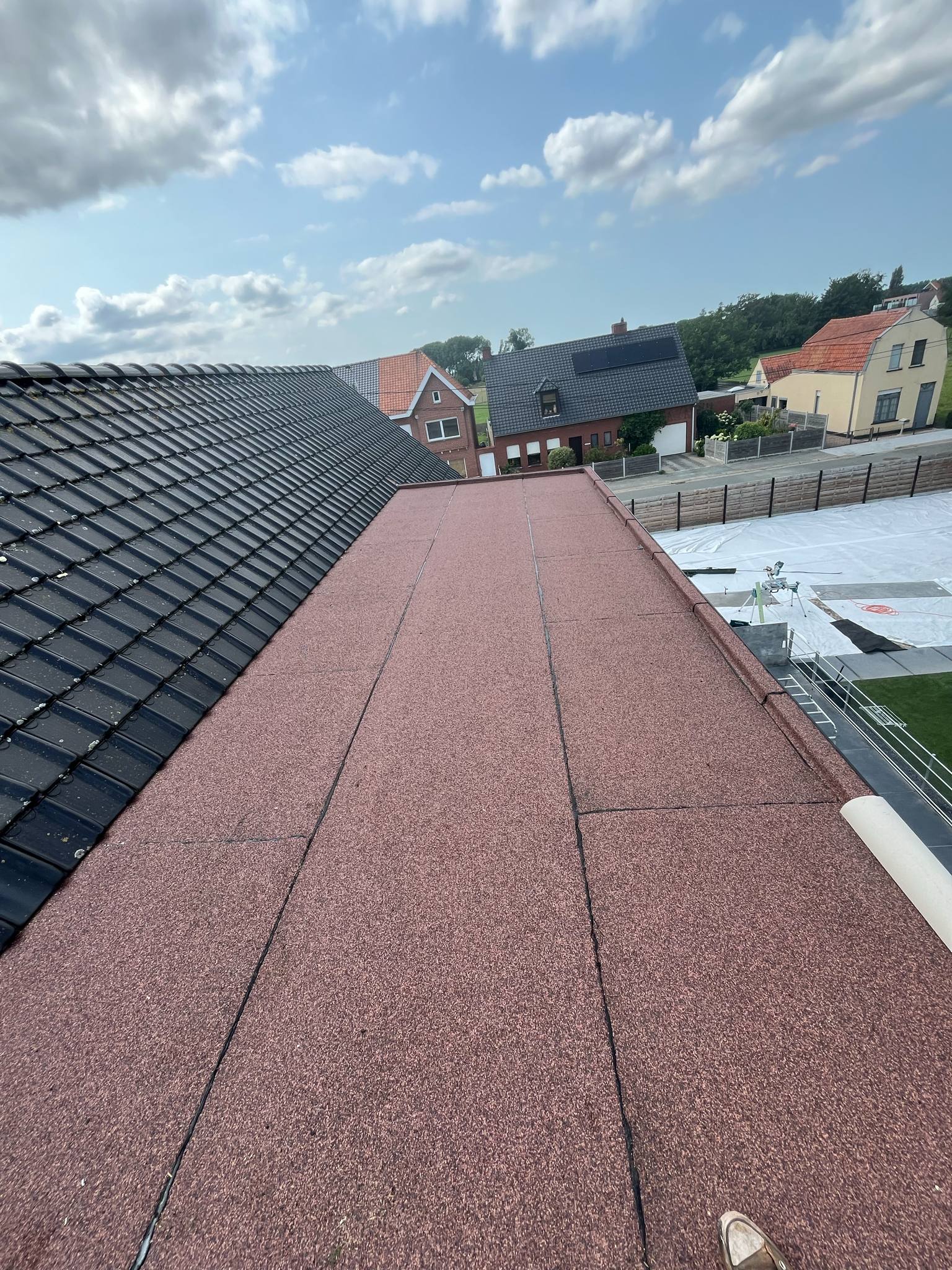 Platdakrenovatie Sint-Laureins - dakoversteek met trespa